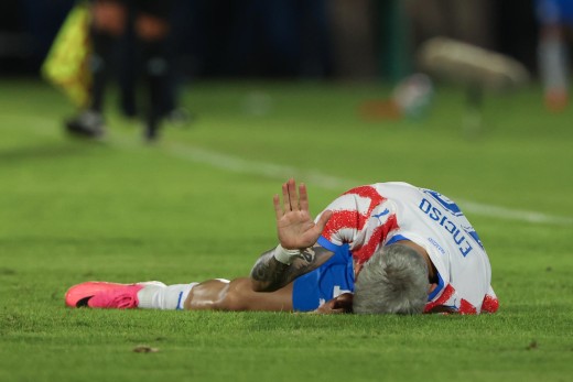La lesión de Julio Enciso enciende las alarmas de Paraguay