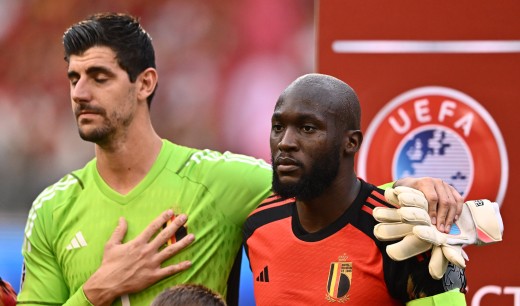 Lukaku y Courtois van por la historia