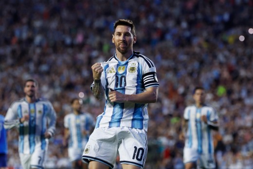 Argentina golpea primero con una noche imperial ante Argelia