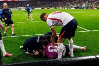 La celebración de Inglaterra deja a Henderson en el hospital